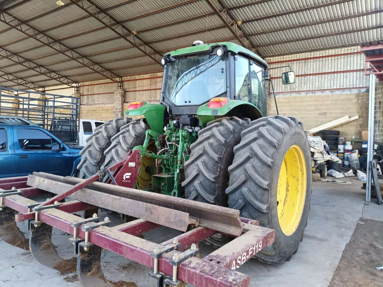 Rastra de tiro pesado Fenix RTP-F85A operando en terreno compactado