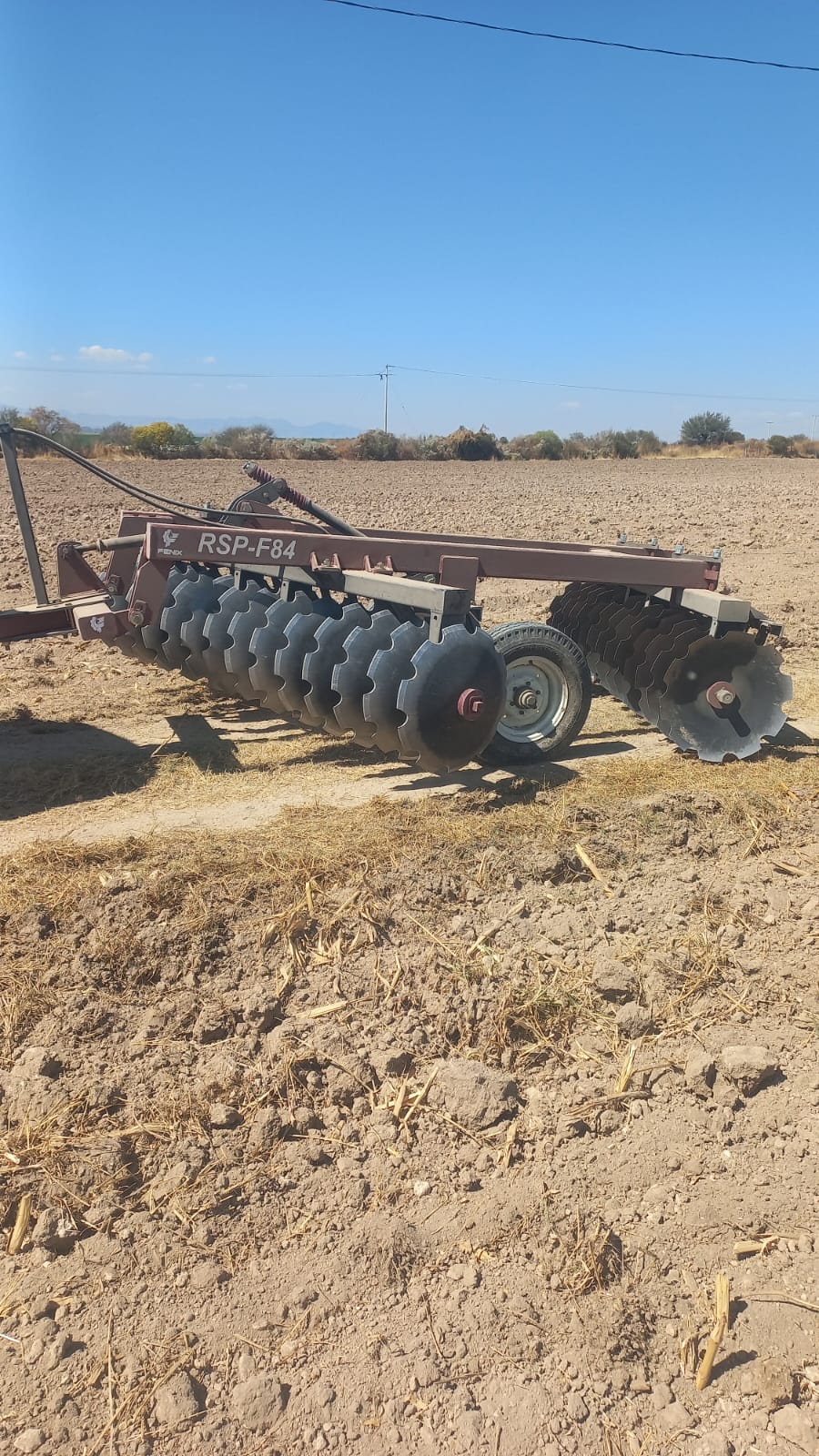 Arado hidráulico reversible Fenix AHD-F83 en volteo de suelo