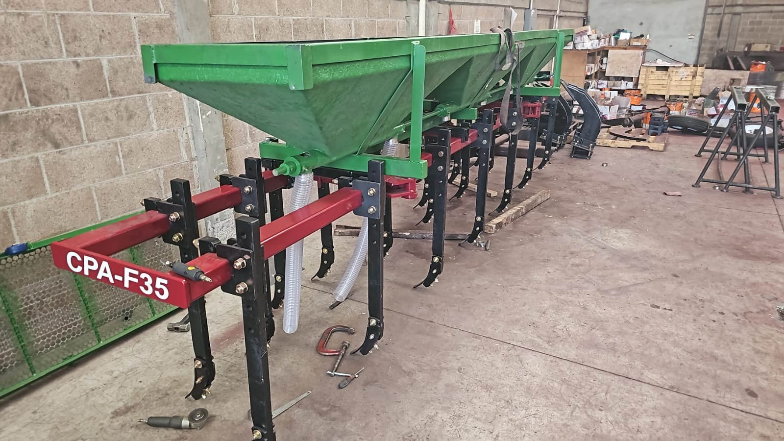 Cultivador de precisión Fenix CPA trabajando entre surcos