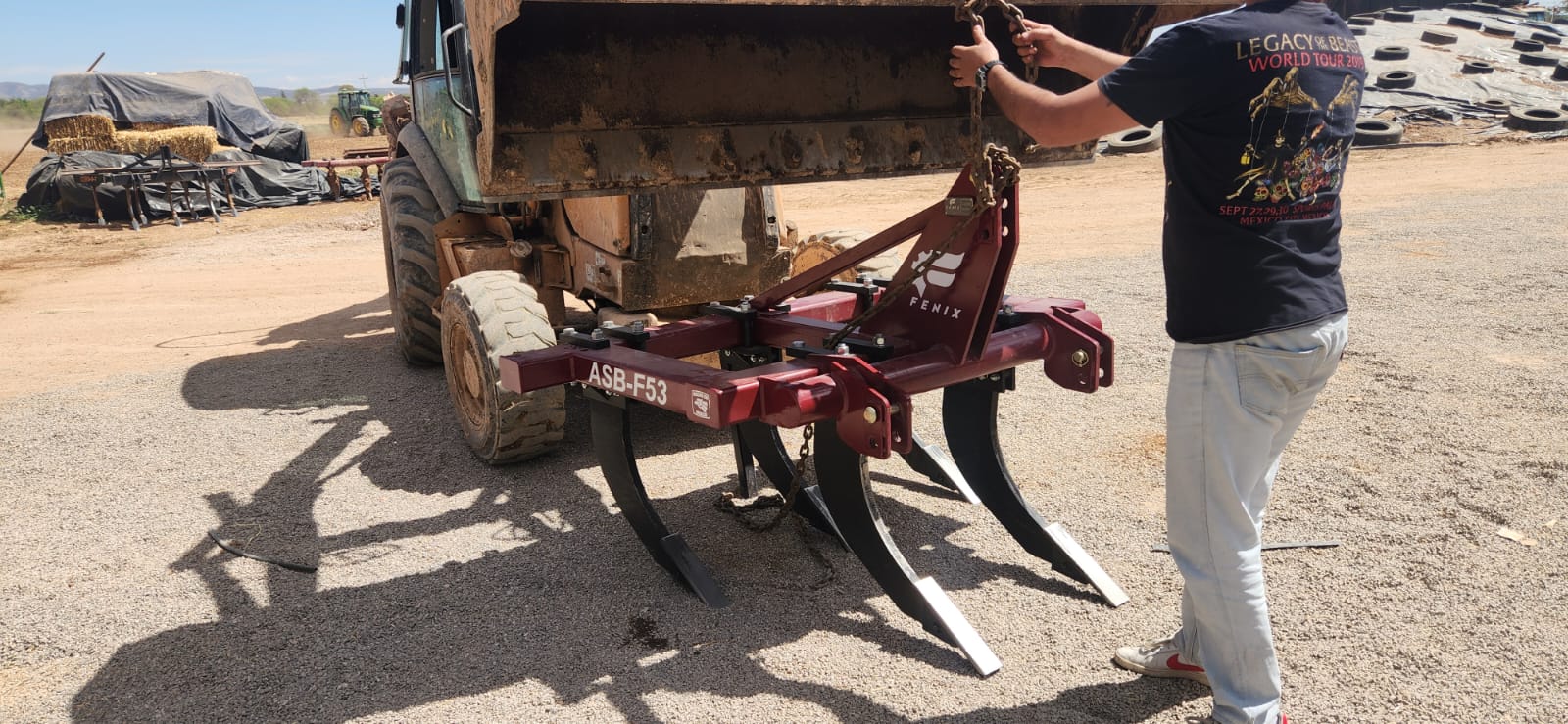 Rastra de levante Fenix RLV-F80 conectada a tractor mediano