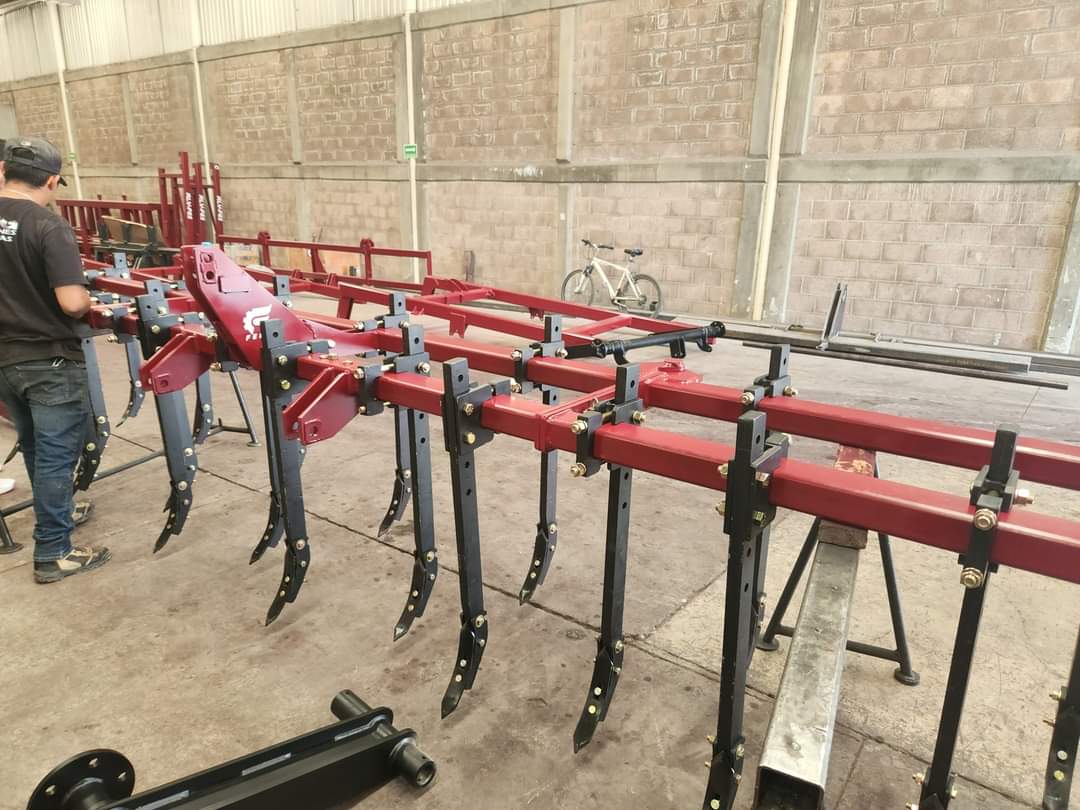 Implemento Fenix en operación con tractor en campo mexicano