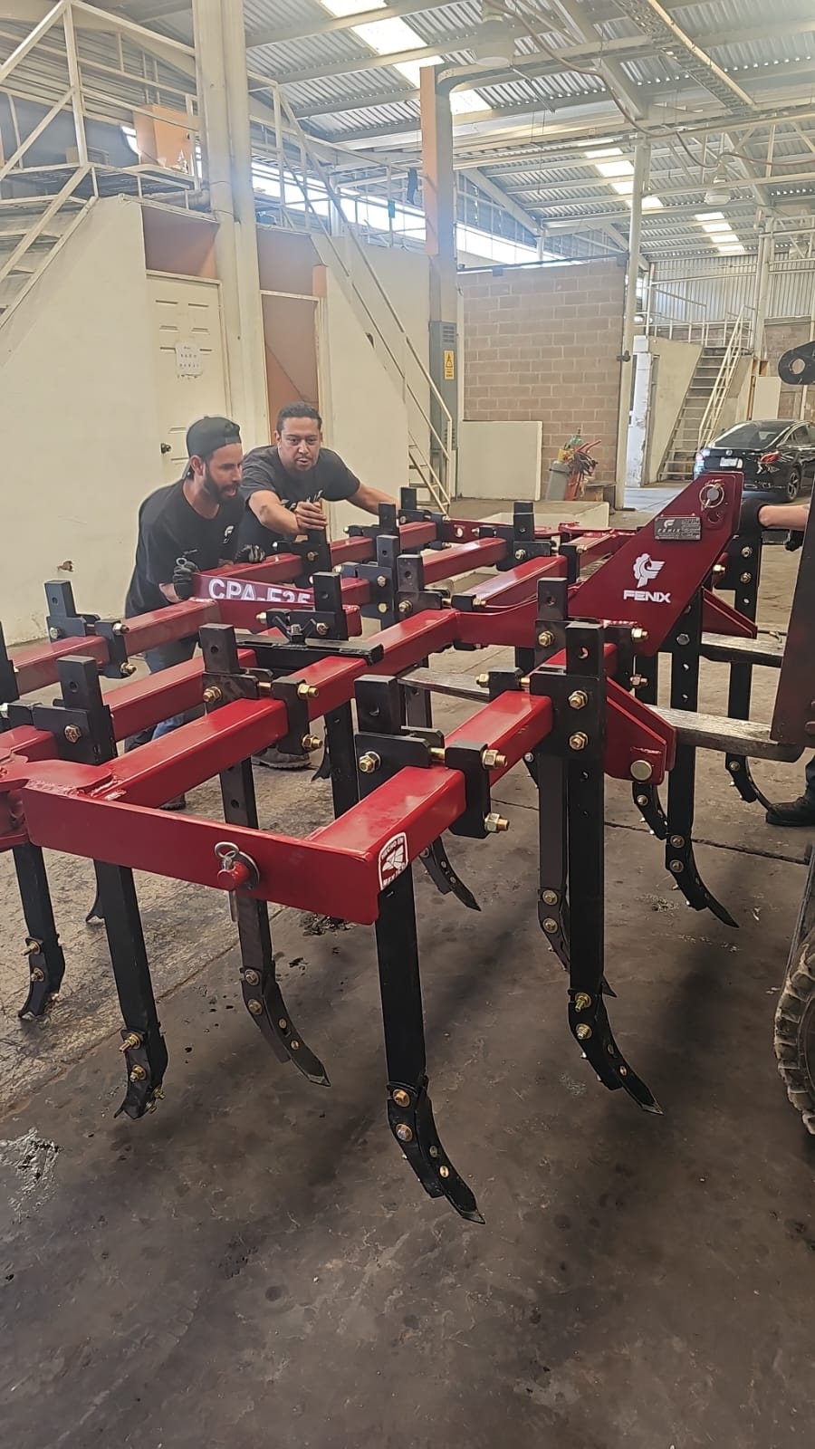 Equipo Fenix completo preparando terreno para siembra