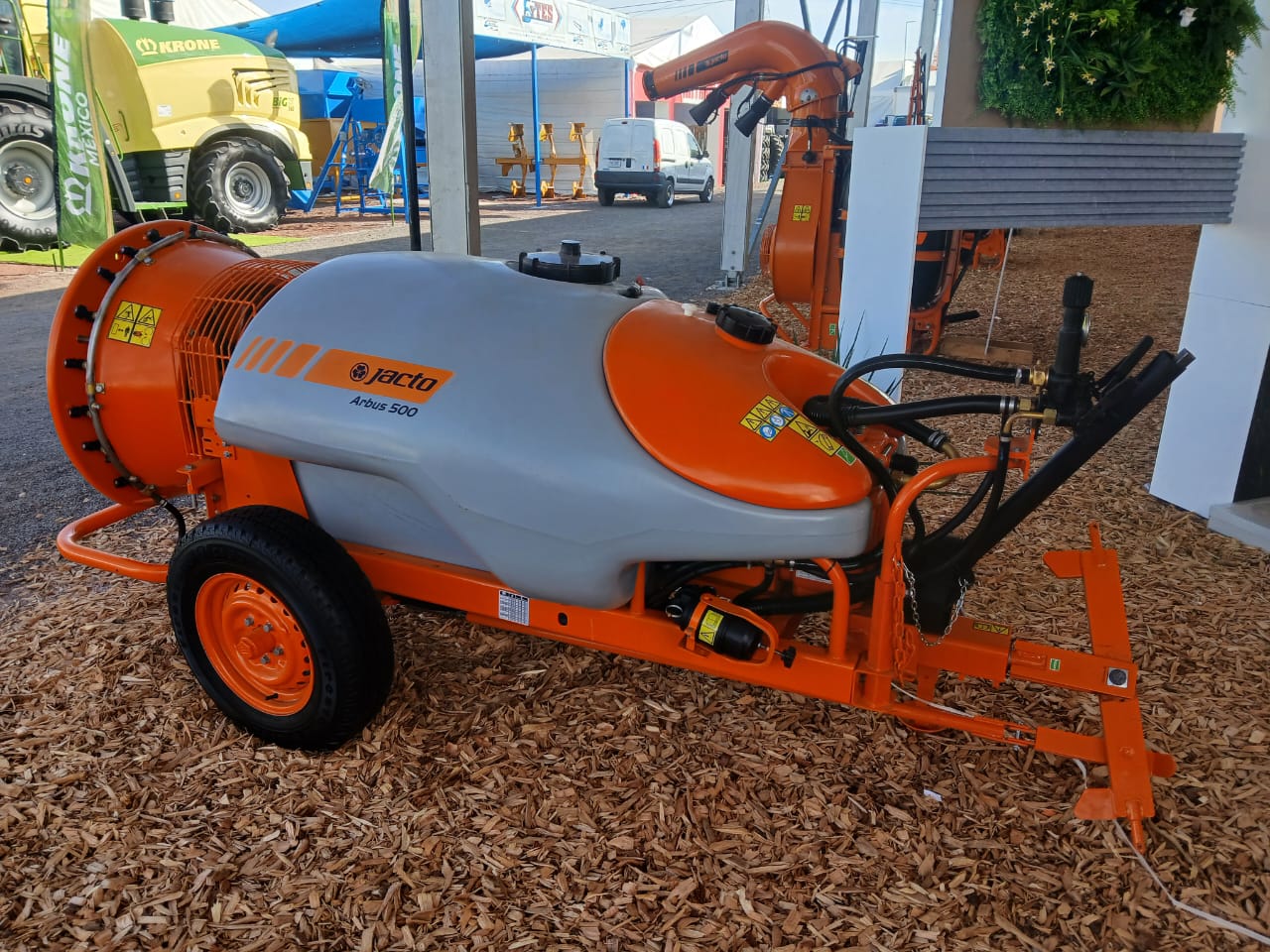 Pulverizador Jacto ADVANCE 3000 con sistema Vortex en operación