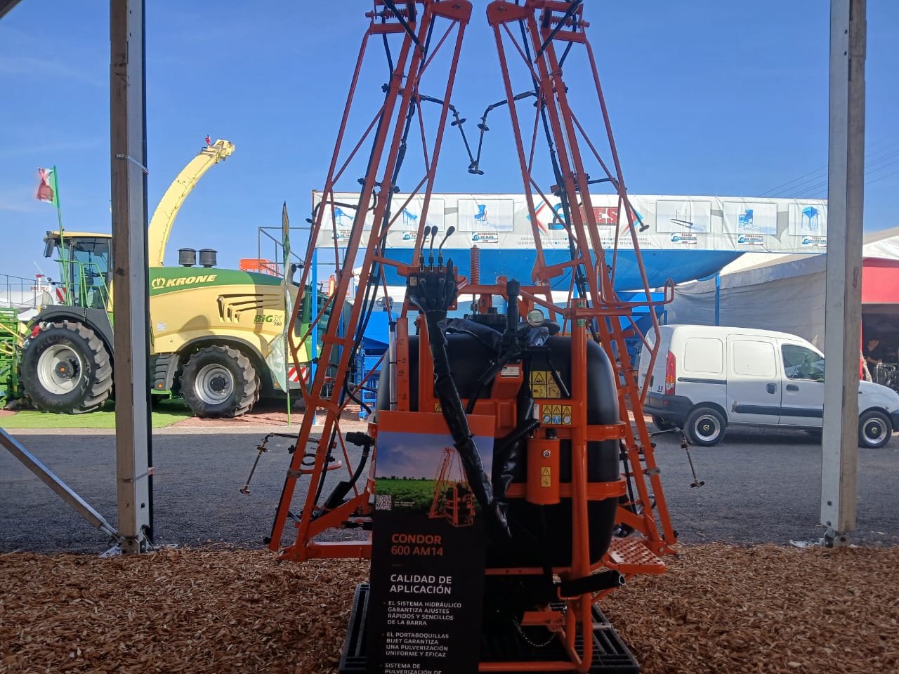 Atomizador Jacto ARBUS 200 Tower aplicando en frutales