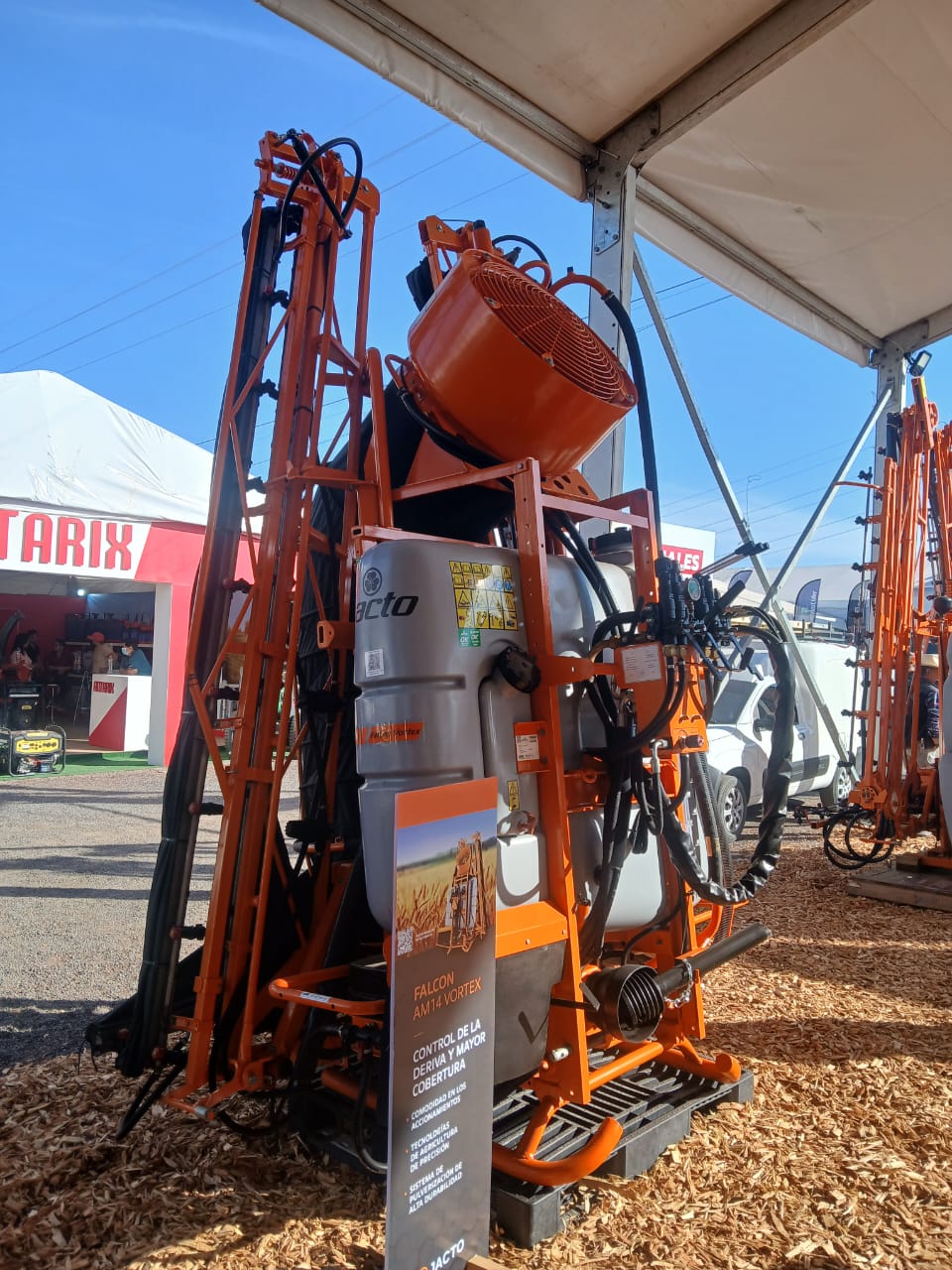 Pulverizador Jacto FALCON montado operando en parcela