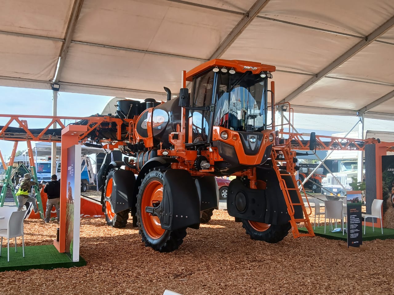 Equipo completo Jacto ARBUS 250 Vortex en cultivo de berries