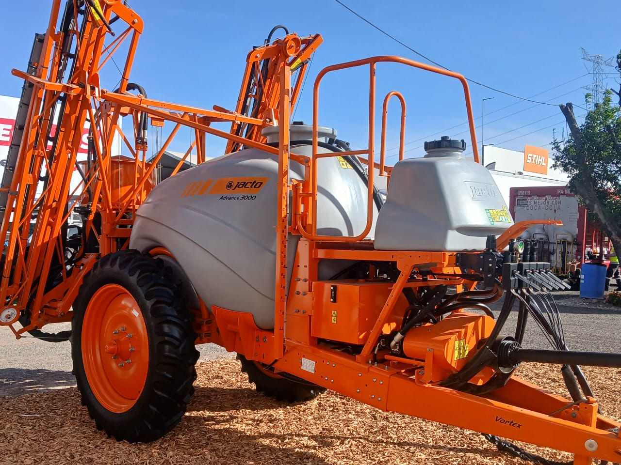 Atomizador Jacto realizando aplicación de precisión en huerto