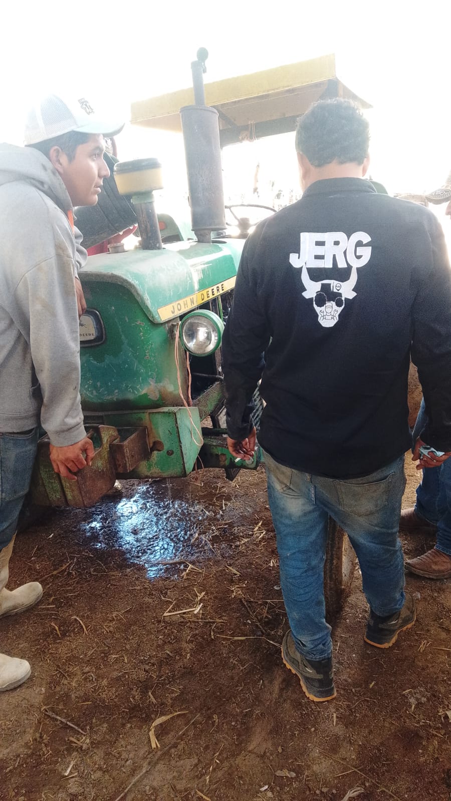 Técnico JERGSA realizando mantenimiento preventivo a tractor agrícola