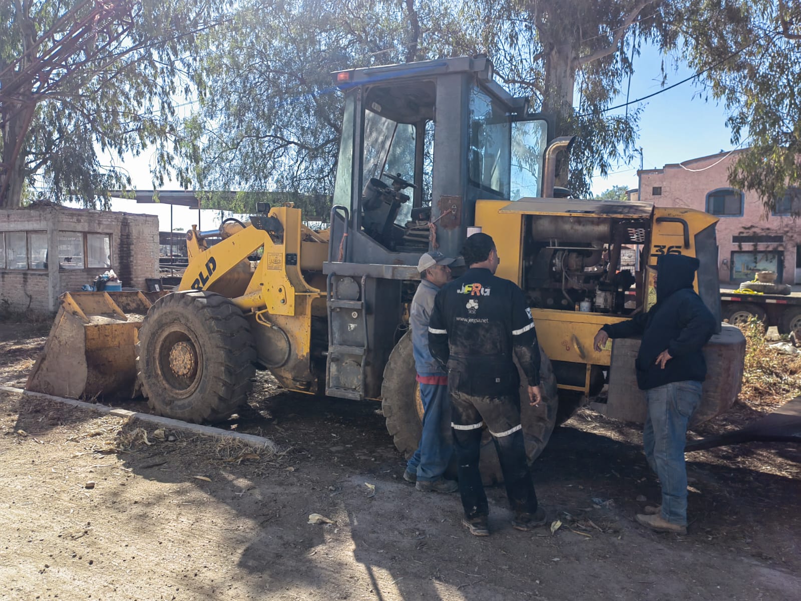 Equipo técnico JERGSA trabajando en reparación de maquinaria pesada