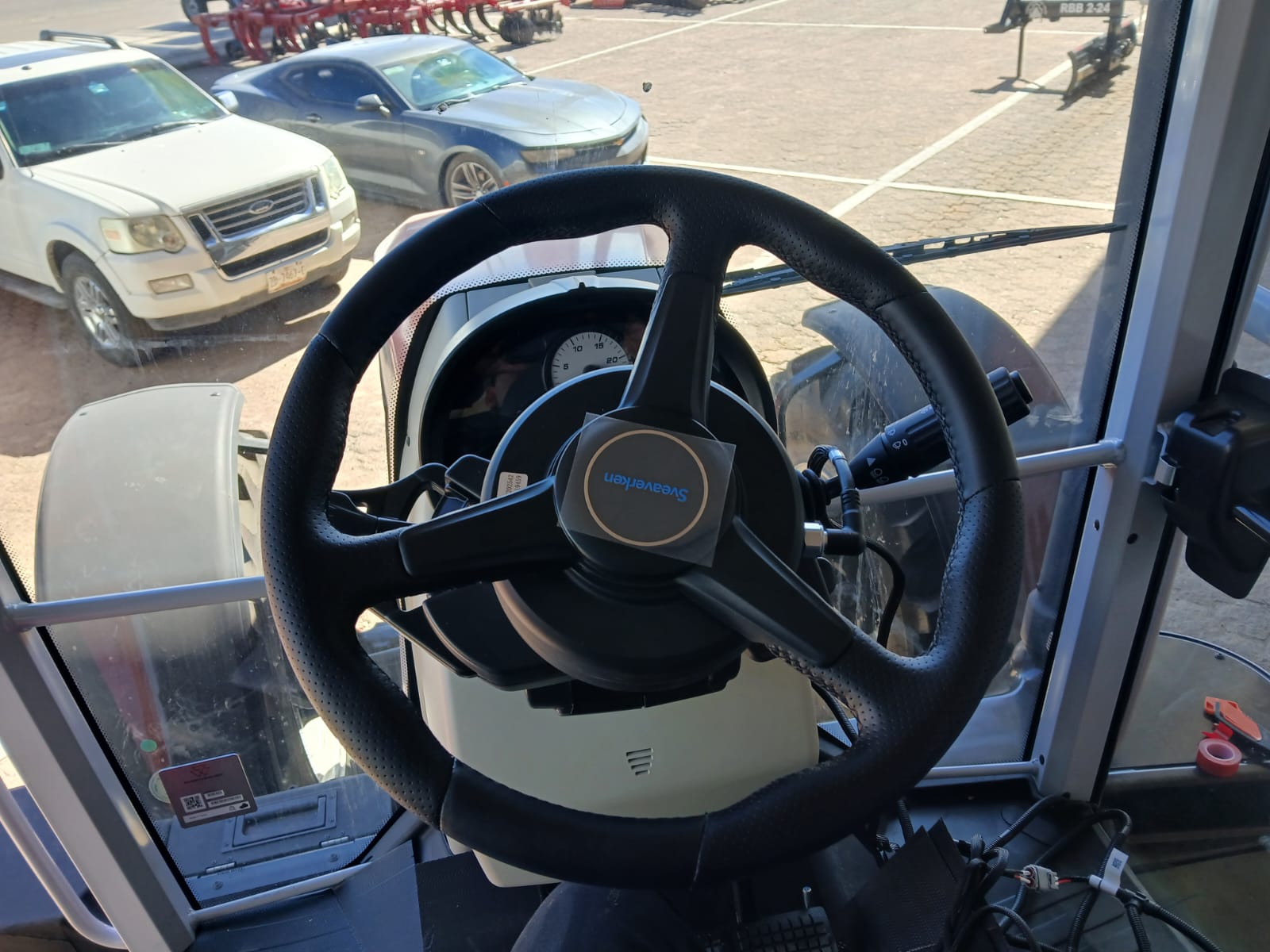 Sistema de autoguiado Sveaverken F200 instalado en tractor agrícola