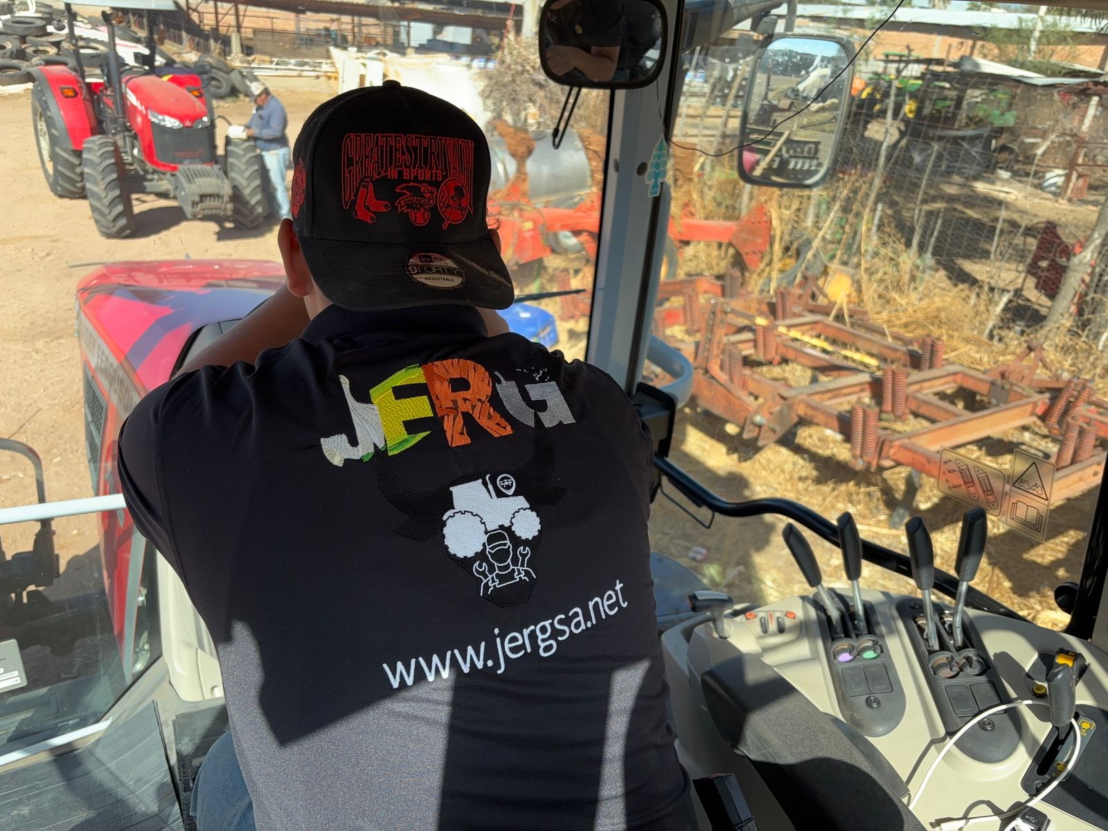 Pantalla de control del sistema GPS Sveaverken en cabina de tractor