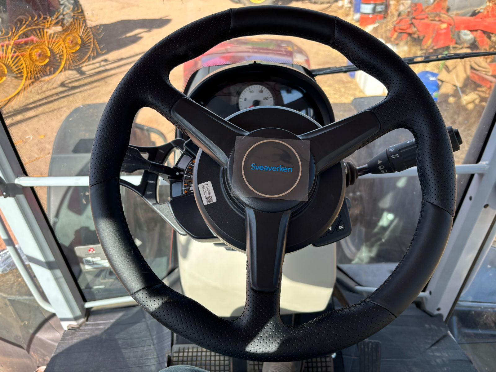 Sistema de nivelación Sveaverken GNSS operando en parcela