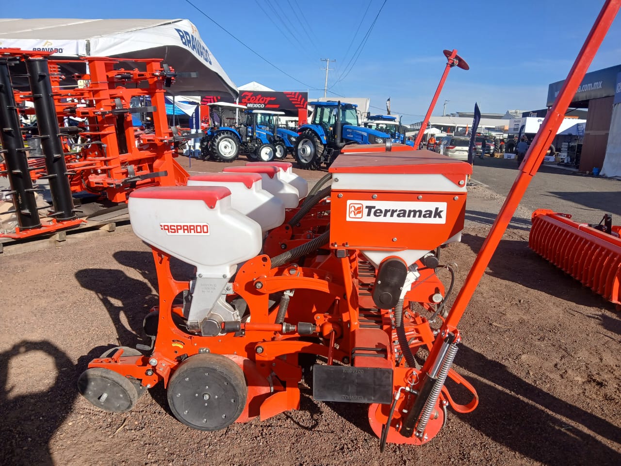Rastrillo de levante Terramak hilerando forraje en campo