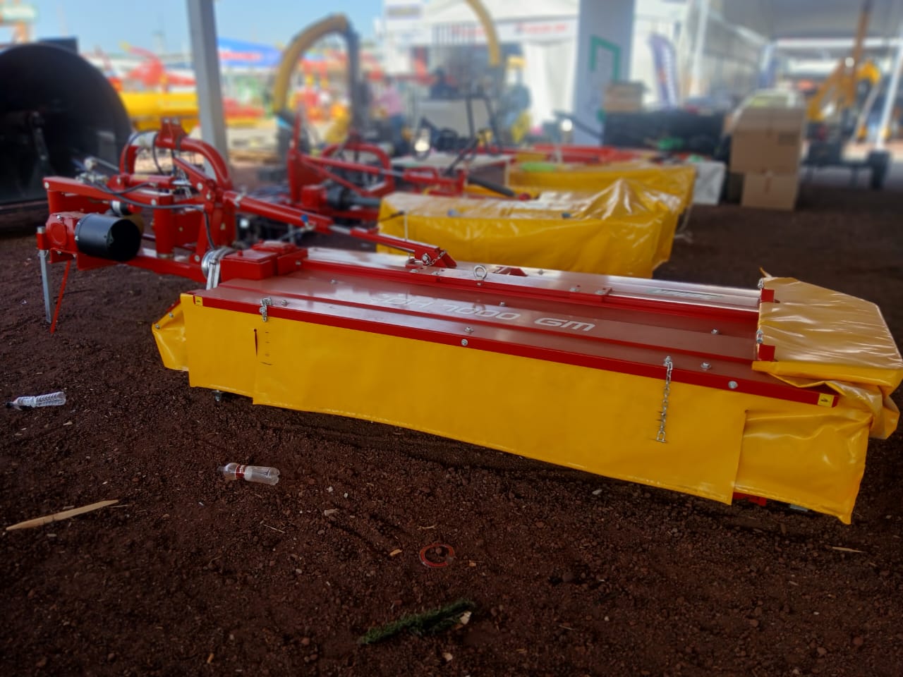 Esparcidor centrífugo Terramak distribuyendo fertilizante