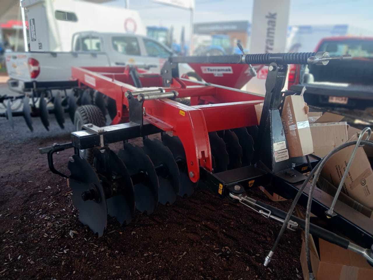 Equipo completo Terramak conectado a tractor de trabajo pesado