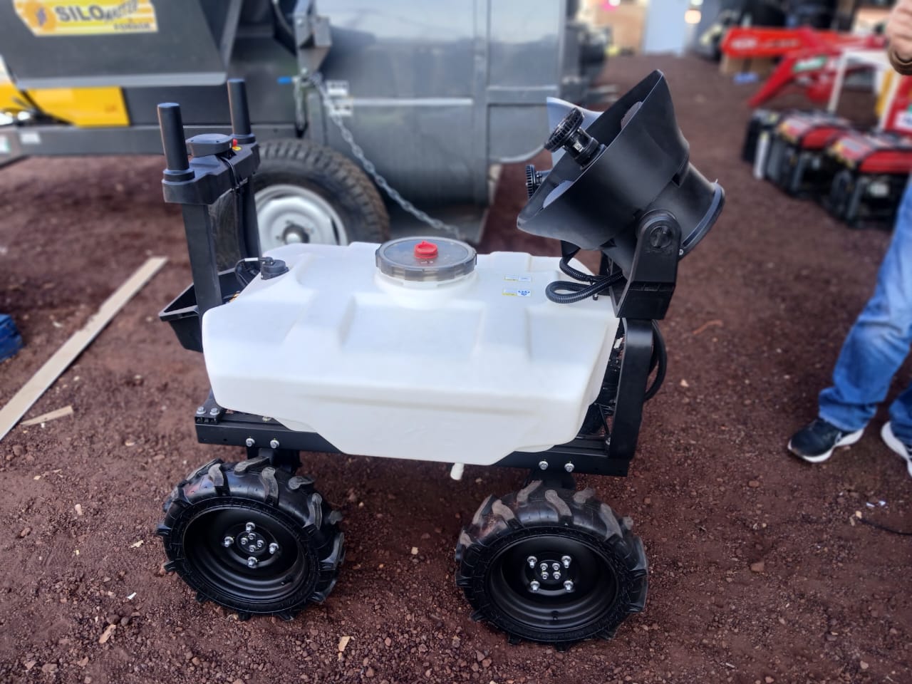 Dron agrícola XAG P100 PRO en vuelo de fumigación sobre cultivo