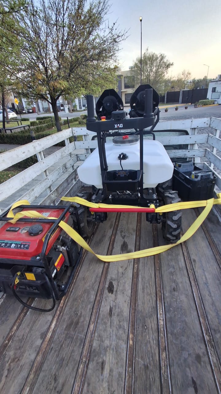 Robot terrestre XAG R100 autónomo operando en campo abierto