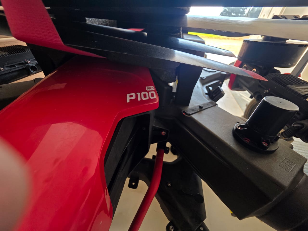 Sistema de pulverización inteligente XAG en operación nocturna